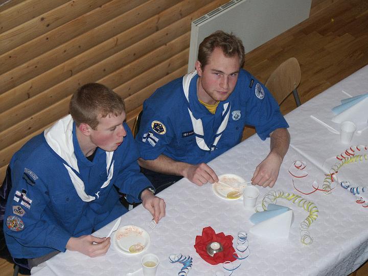 Jonas och Henrik avnjuter en toast skagen
