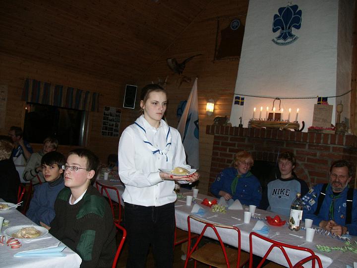 Mikaela serverar
