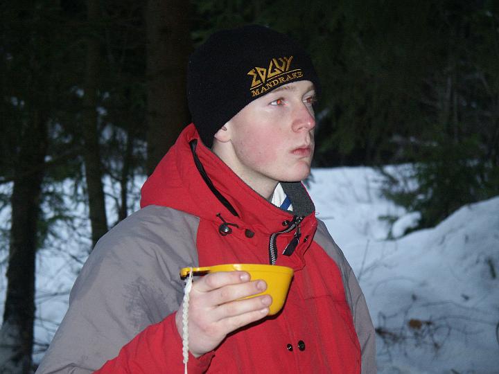 Henrik avnjuter en k�sa med varmt kaffe