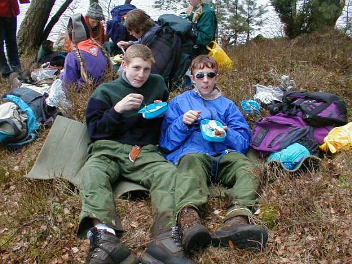 Patrik och Tomas njuter av en delekat m�ltid