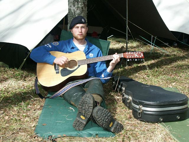 Jonas spelar guitarr