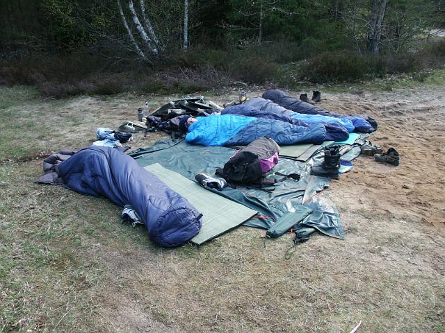 Patrullscouter ligger och sover efter nattens hrjningar