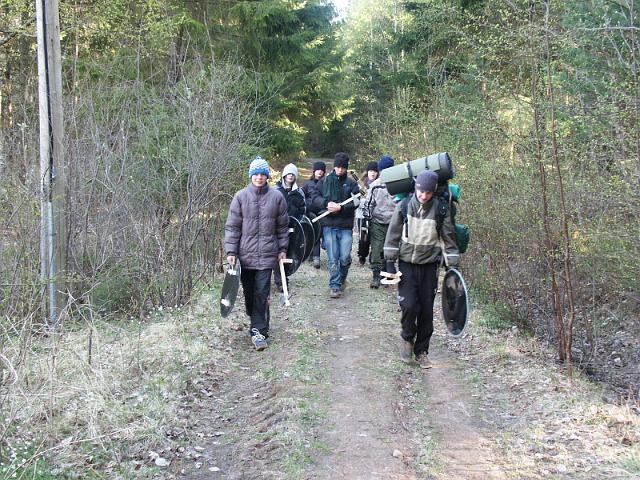 Patrullscouter p vg tillbaka frn nattvandring
