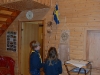Bailey och Niclas hissar flaggan